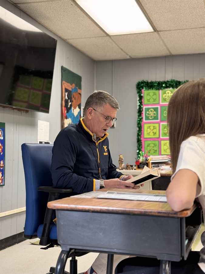 kcs superintendent dr. tom williams reading to students kcs superintendent dr. tom williams reading to students